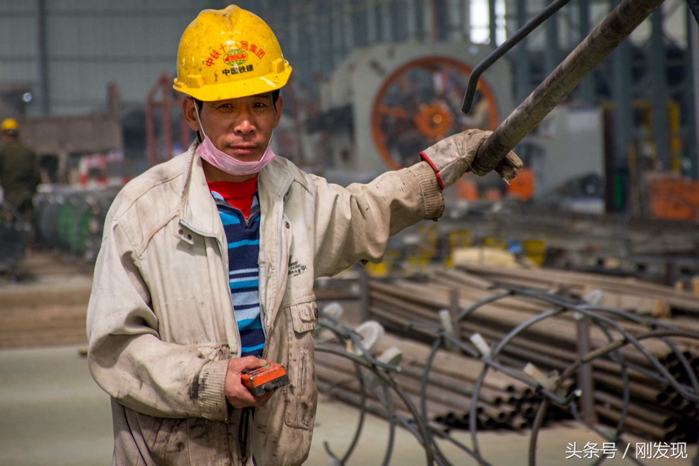 高铁钢筋加工厂车间仅五名工人在干活，一个人能完成以前百人工作