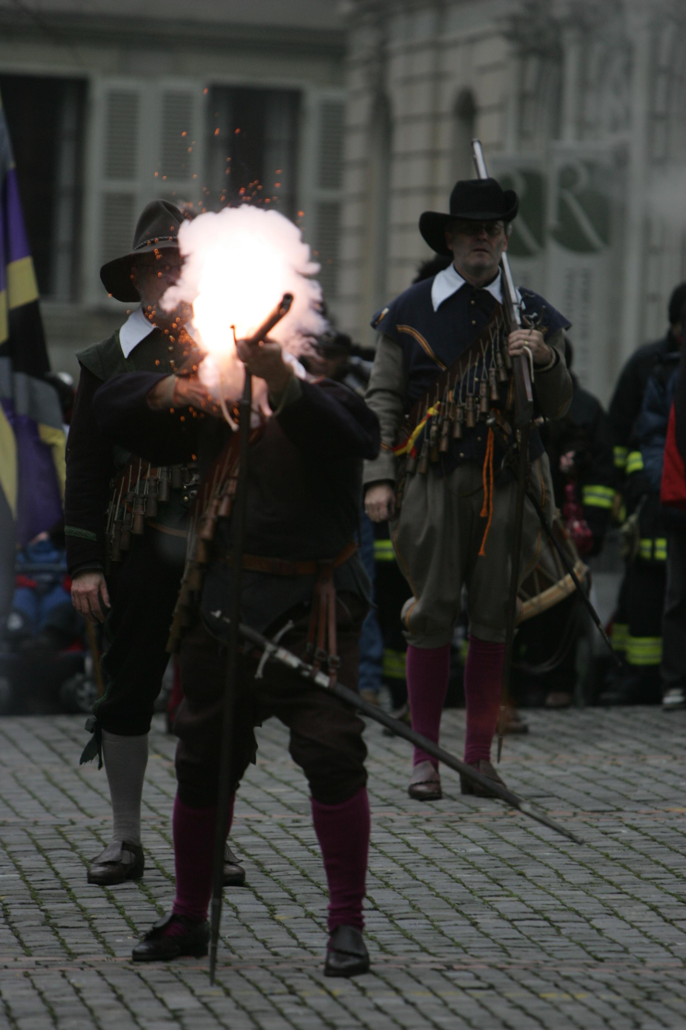 军用手枪钢材_枪的军用钢材型号_枪械用钢